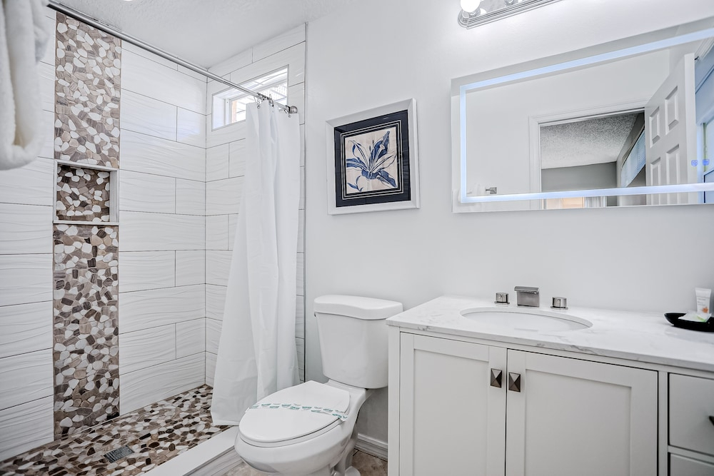 Beautiful Home With Private Pool, Screened Lanai, Wifi, Private W/d, and AC