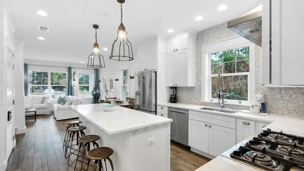Best of Both Worlds: Pool, Golf Cart, Nearby Attractions & Steps to Beach!