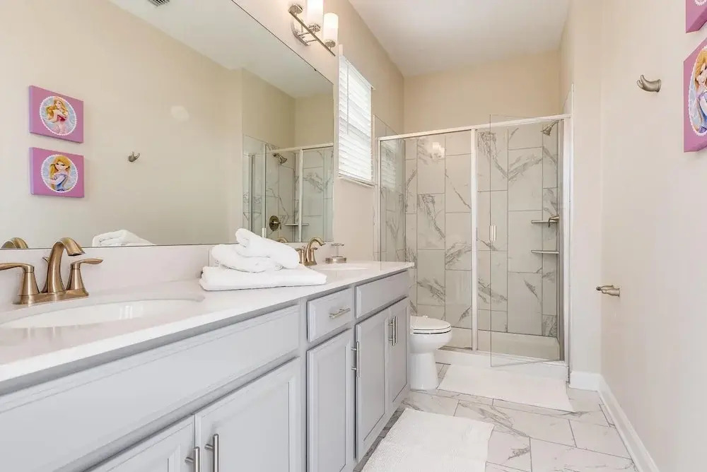 8992 CC - Exquisite 5 Bed Single Family