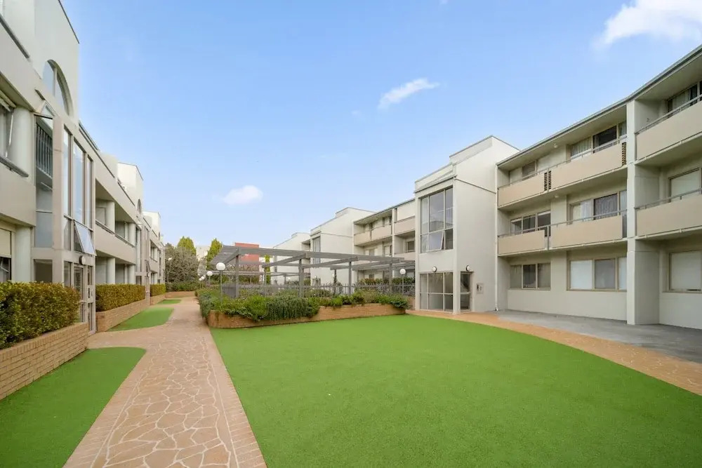 Bright 2-bed With Private Balcony