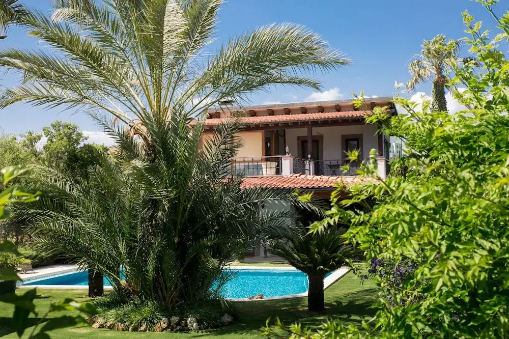 Important Group Villa Dream