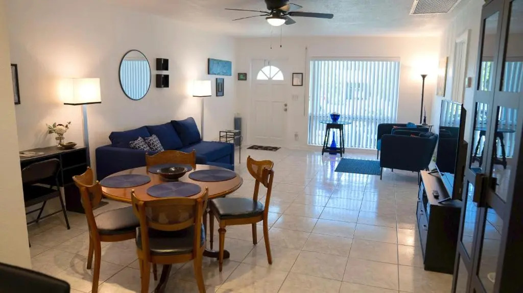 Private designer 8 room art getaway 2 Br-2Ba Full Kitchen Barbecue Patio 2min to beach
