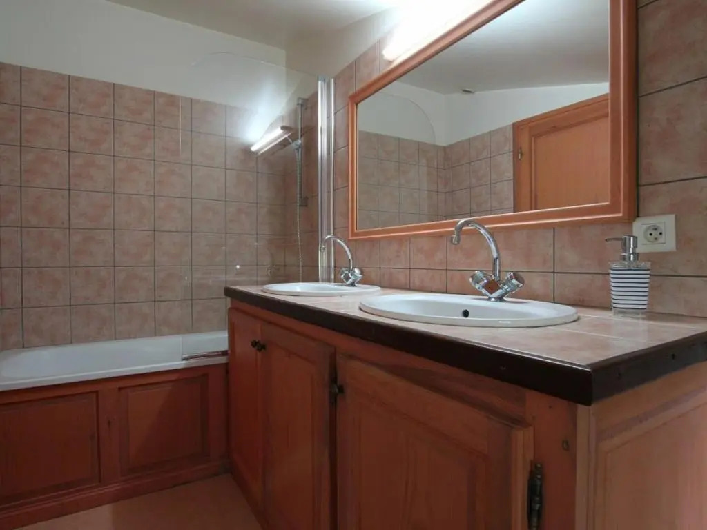 Maison de caractère avec terrasse à 300m de lAllier, idéale pour pêche, détente et activités familiales - FR-1-582-208