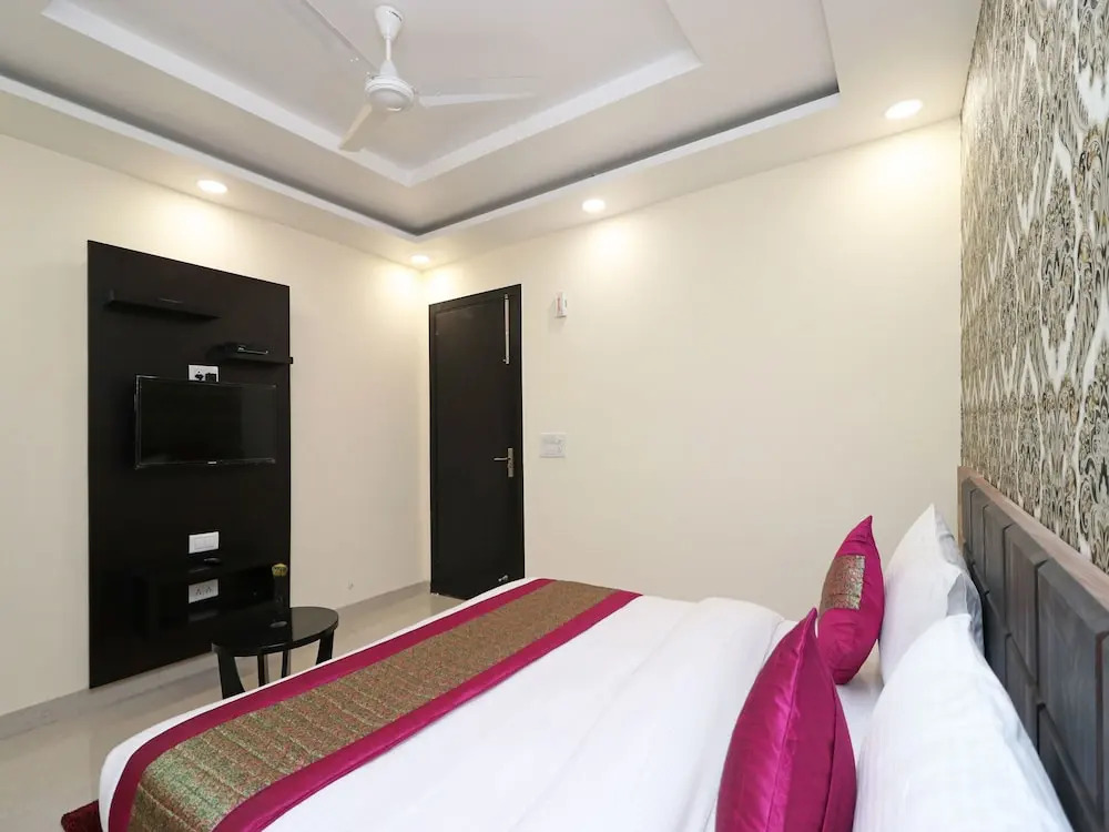 OYO 11611 Royal Palace Inn