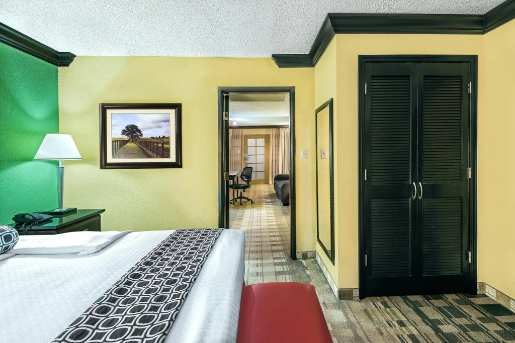 Crowne Plaza Suites Houston Southwest