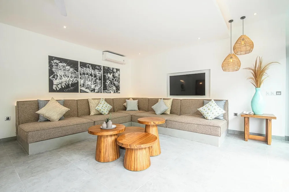 Elegant 6BR Canggu Villa Steps From the Ocean