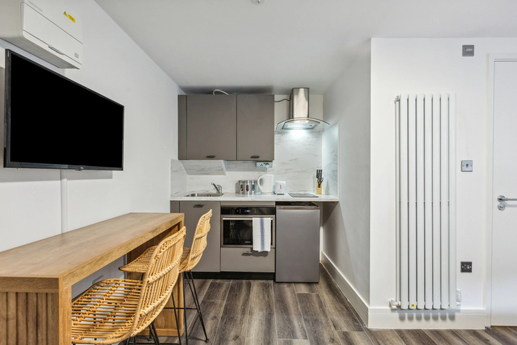 STH Sutherland Avenue Apartment