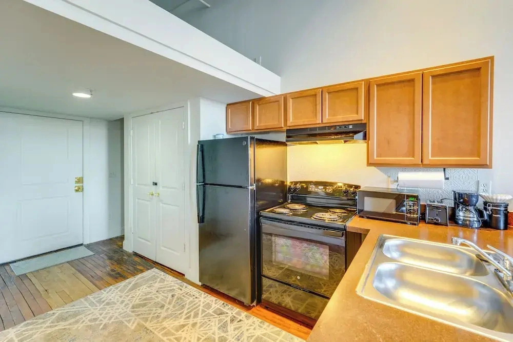 Steps to Riverwalk! City-view Condo in Corktown