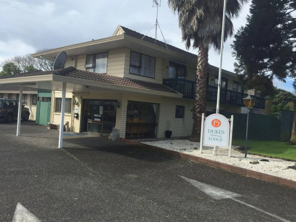 Dukes Midway Lodge