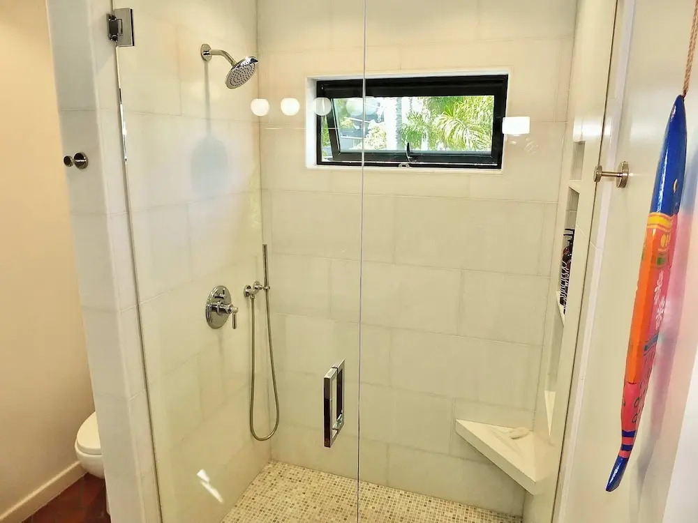 Naples Luxury Retreat - 2 BDR Stay for 4 With Rooftop Patio Near Shops