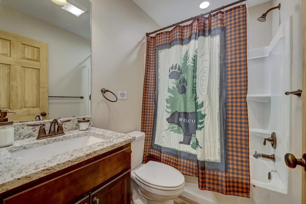 Over the Top Lodge by Avantstay Hot Tub, Shared Pool, Beach/lake Access