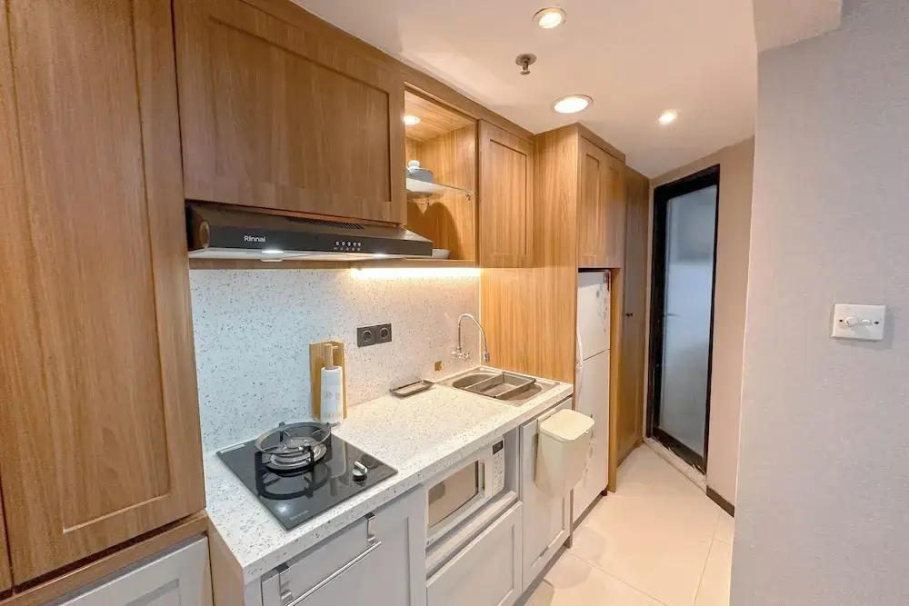 Modern Look With Wooden Accent 3Br At Kondominium Puncak Marina Apartment