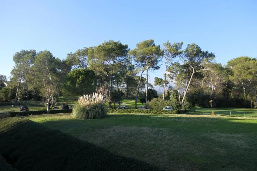 Studio meublé face au golf