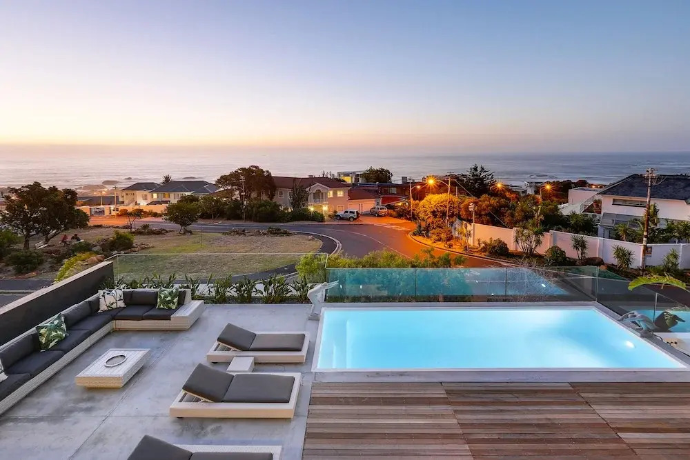 Jo Leo - Camps Bay Lux Villa with views & pool