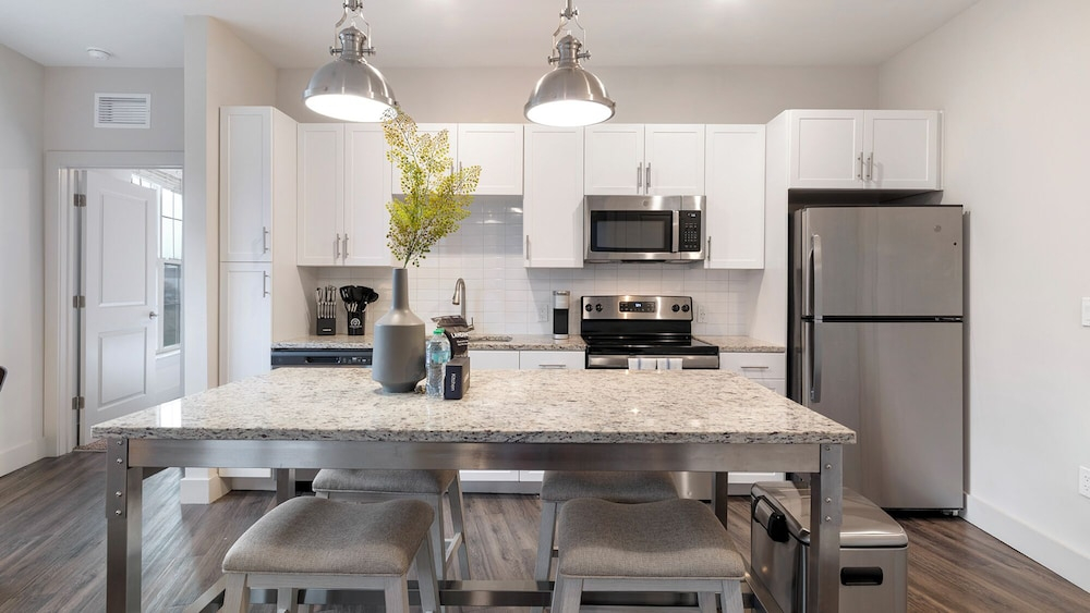 Landing Apartments near Sand Lake - Universal