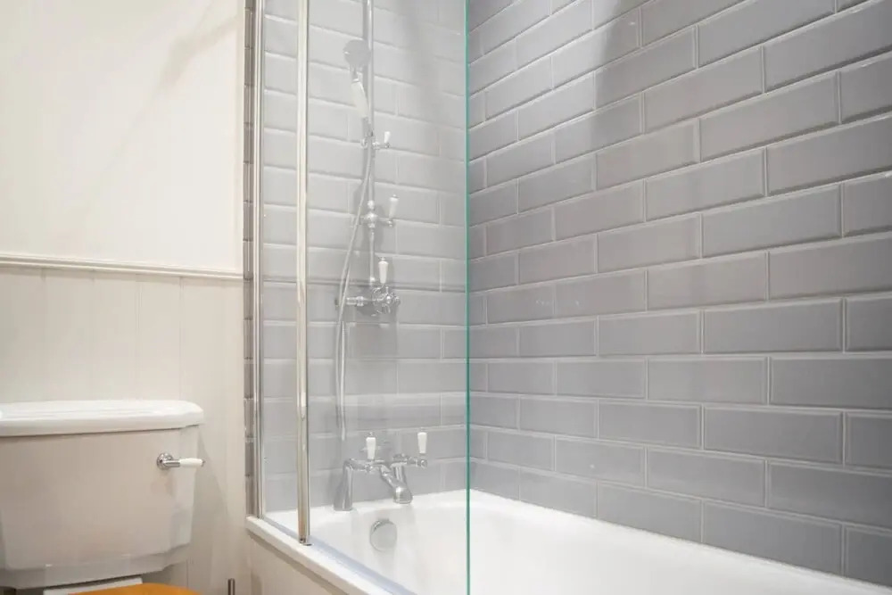 Modern 1 Bedroom Top Floor Flat in West London