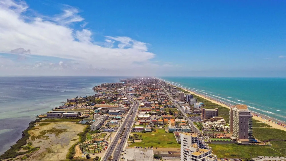 Steps From Padre Blvd, Less Than 1 Block to Beach!