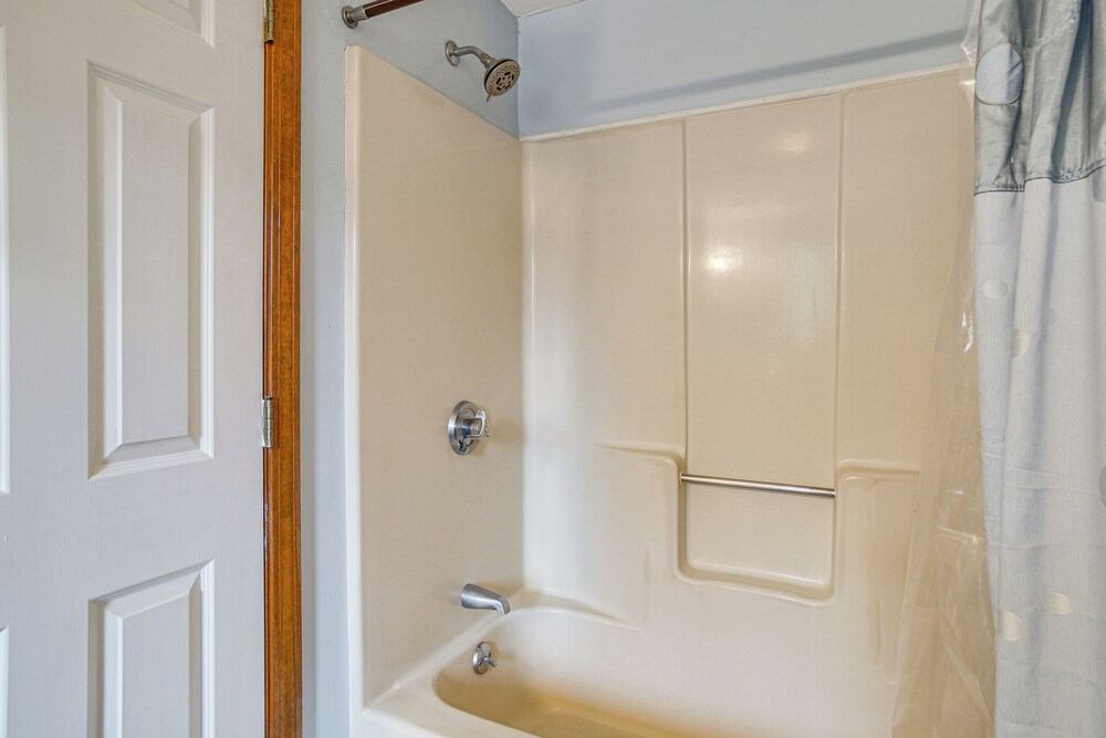 2 Mi to Main St & Beach! Family Home in Edgartown