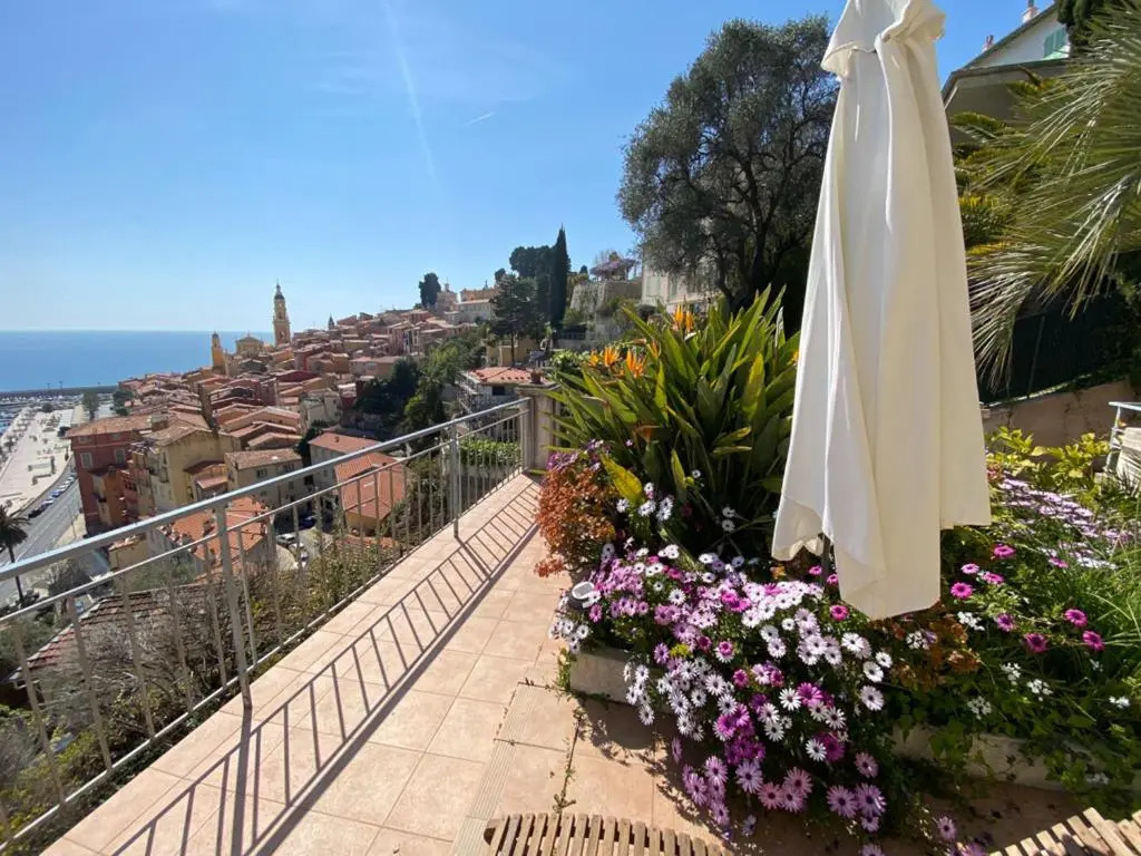 Villa lensoleillée vue panoramique mer, 250m de la plage et du centre ville