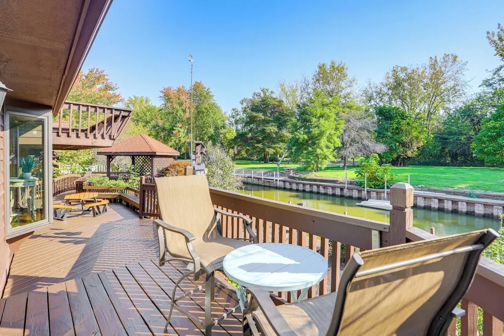 Vermilion River Home w/ Hot Tub & Private Dock