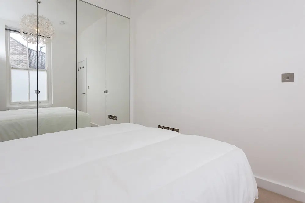 2 Bedroom House in Primrose Hill