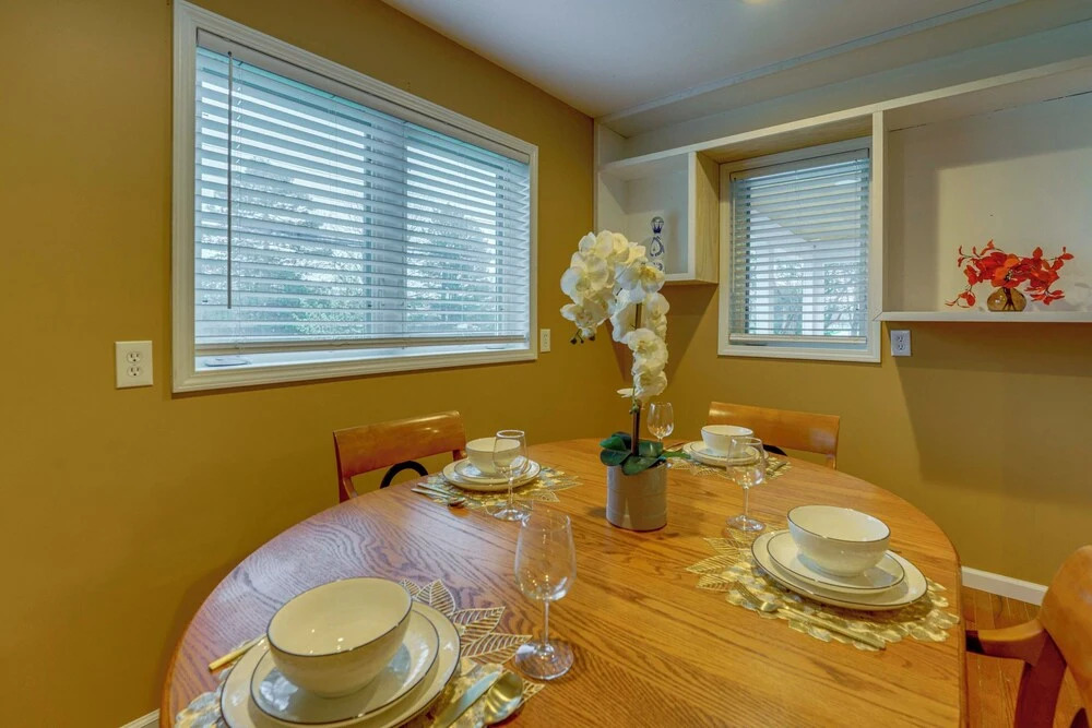 < 1 Mi to Oakland University: Cozy Retreat w/ Yard