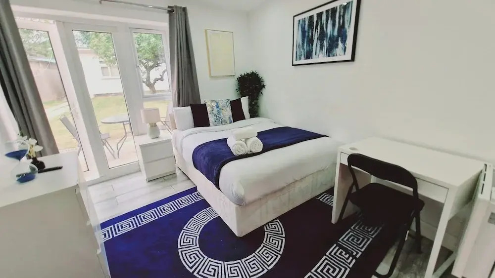 Stunning 1-bed Apartment in Harrow With Parking