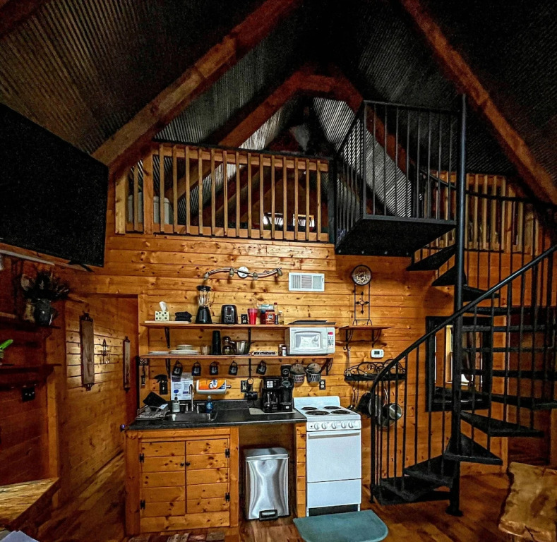 Bear Creek Lodge and Cabins in Helen Ga - Pet Friendly, River on Property, Walking Distance to downtown Helen