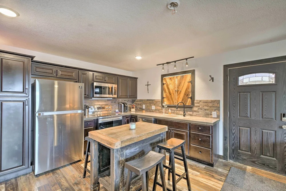 4 Mi to Dtwn: Rustic Fort Worth Apt