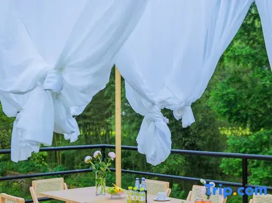 Anji Zhangyuan Fujun · Family-friendly Stream Pool Resort