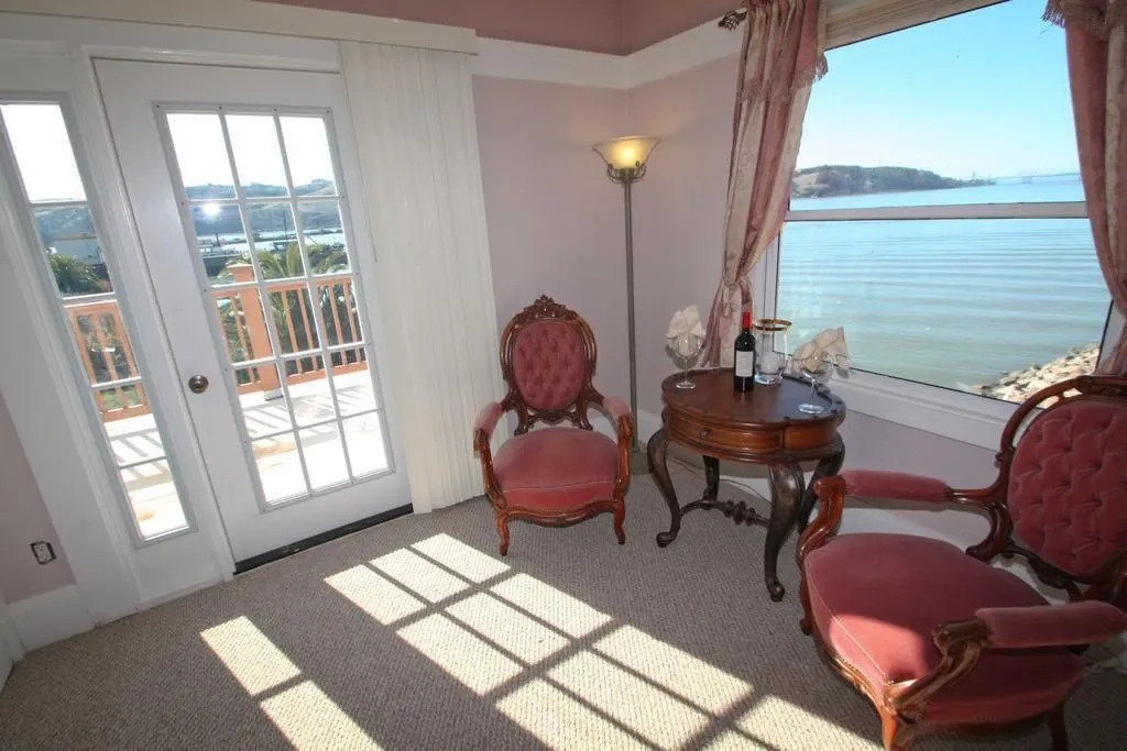 Shorelight Inn
