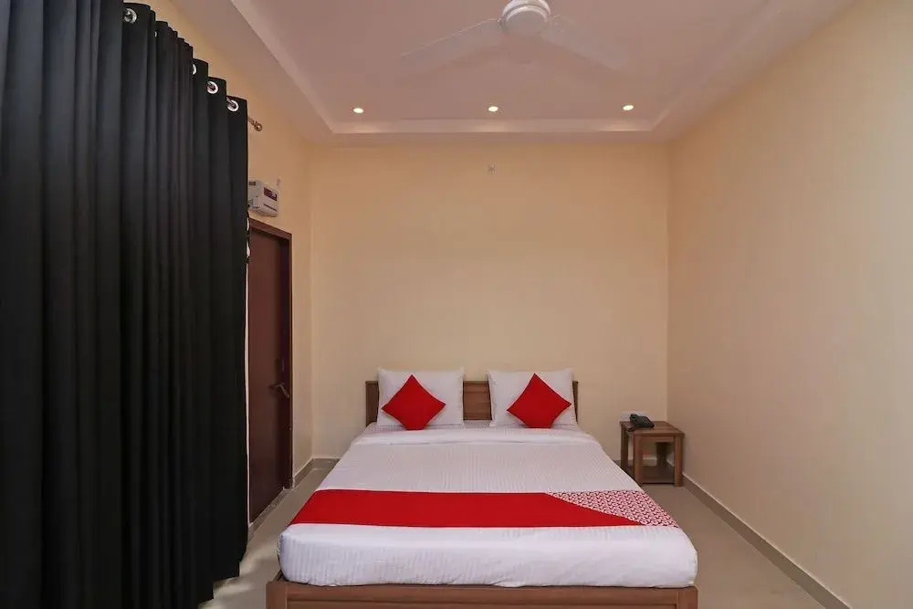 OYO Flagship 27925 Kotra House Gomtinagar