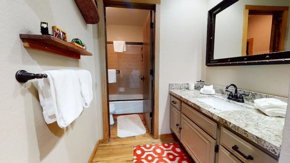 Snowcreek III 415 Gorgeous Mountain Views, Remodeled with Washer Dryer by RedAwning