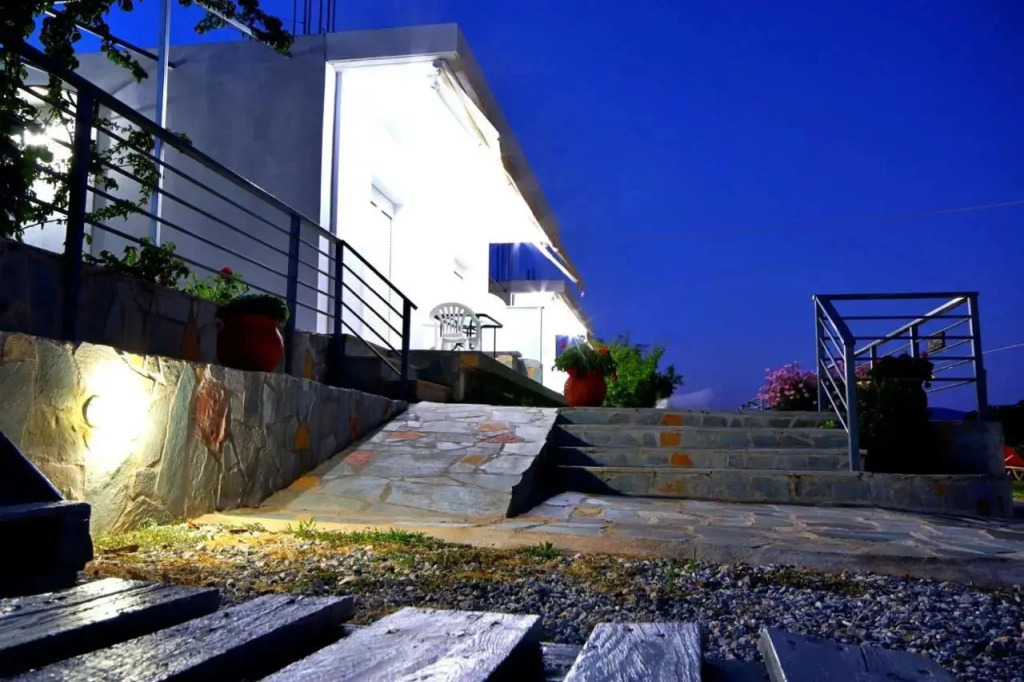 Eretria Cozy Home - Spacious Garden Retreats