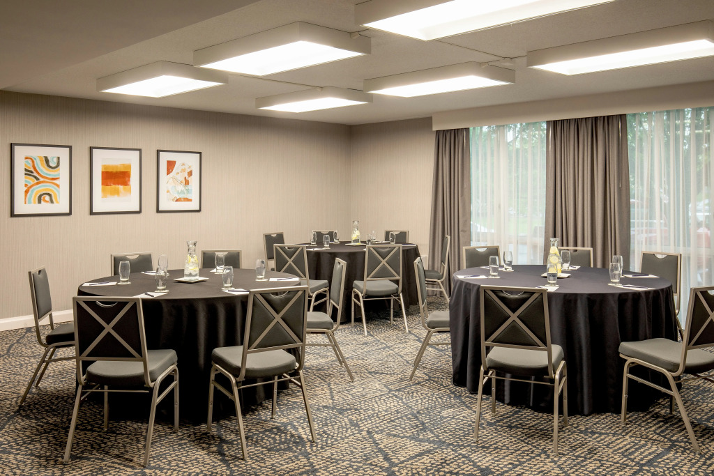 DoubleTree by Hilton Hotel and Conference Center Chicago North Shore