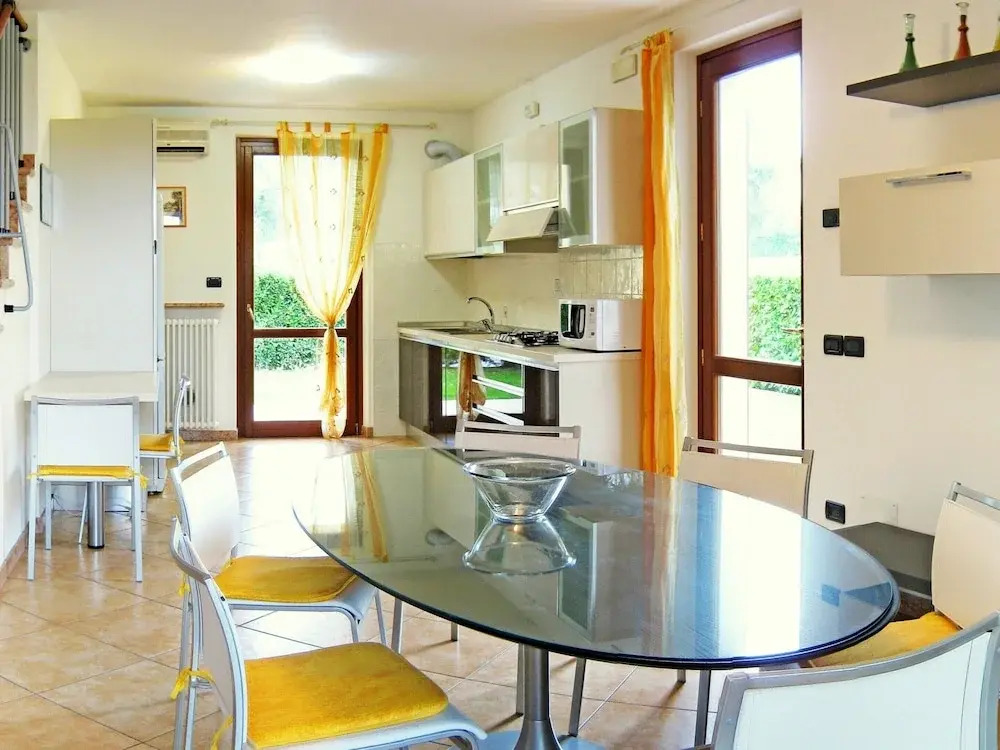 Great and Colourful Apartment Near Bardolino