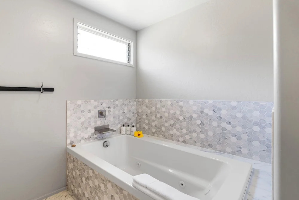 Oceanfront Kanaloa Condo - Pools, Hot Tubs & Sunset Views- Vrkcv