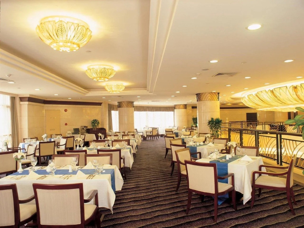 Shanghai Elong Hotel by the bund and Nanjing road Pedestrian street