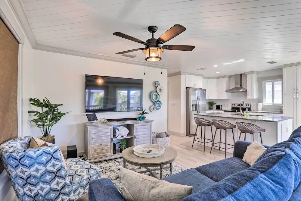 Outdoor Dining, Steps to Sand: Indian Shores Condo