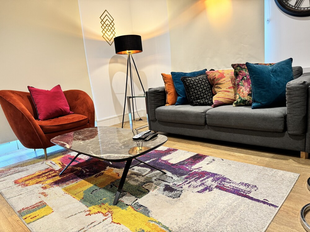 Stunning 2 Bed Apartment With Parking
