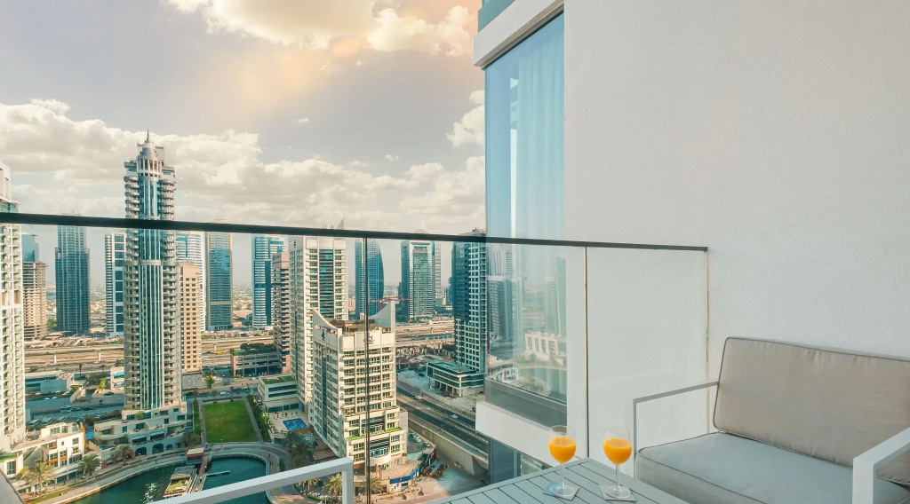 LUX - Contemporary Suite with Full Marina View 5