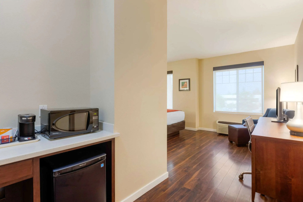 Comfort Inn & Suites Near Ontario Airport