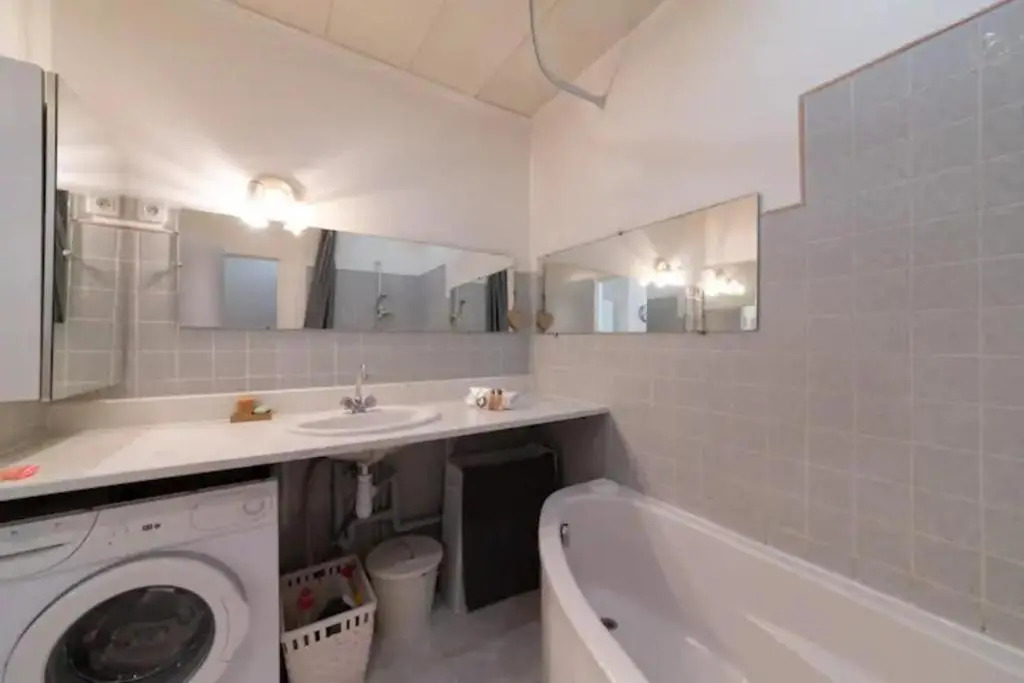 GRAND APPARTEMENT LUMINEUX POUR 2 à 4 PERSONNES A AVIGNON INTRA-MUROS WiFI GRATUIT
