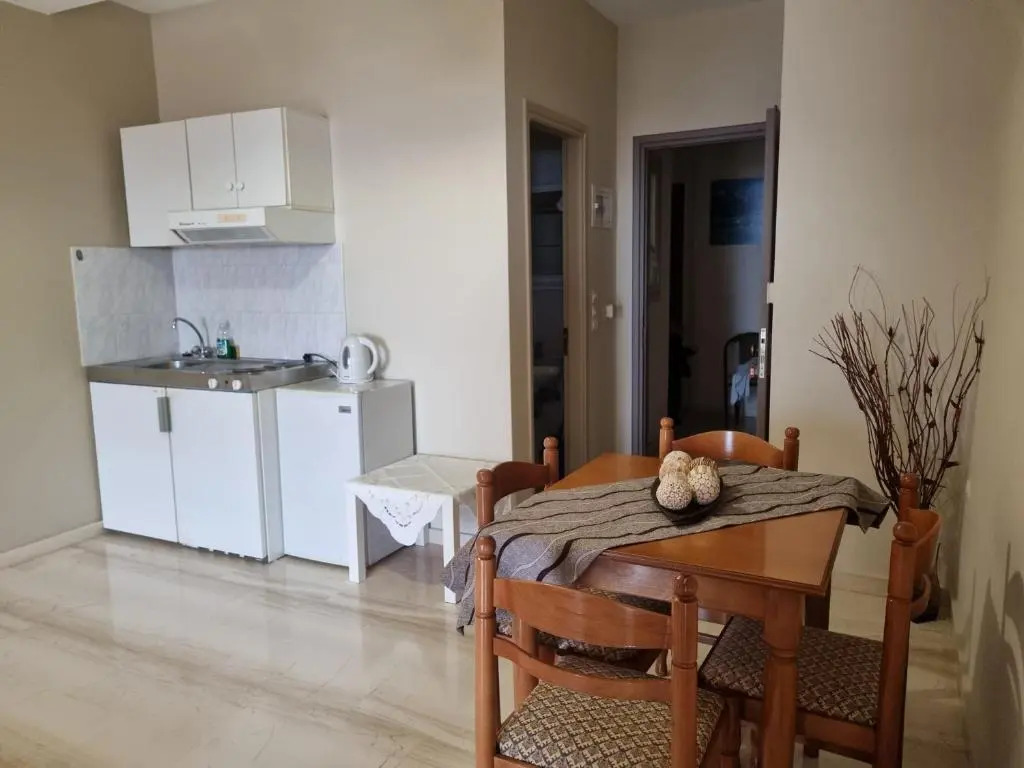 Makis Studios & Apartments