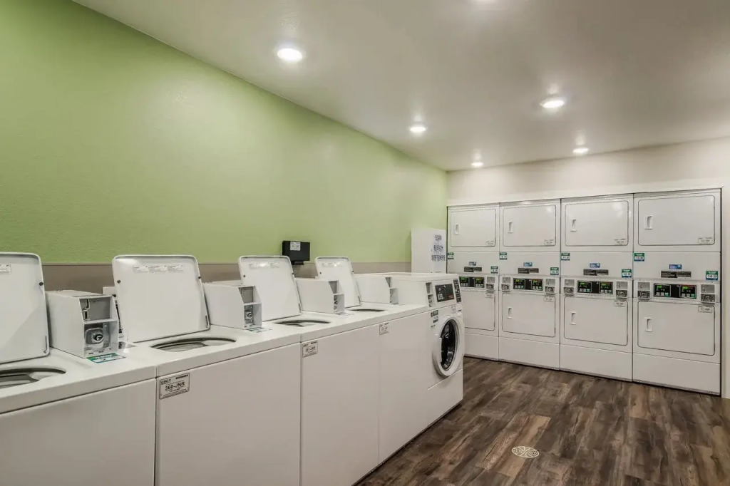 WoodSpring Suites Palm Springs – West Palm Beach