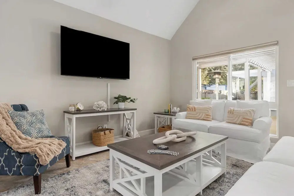 Pelican Retreat by Avantstay 5 Mins TO Beach Pet Friendly w/ Pool & Bbq!