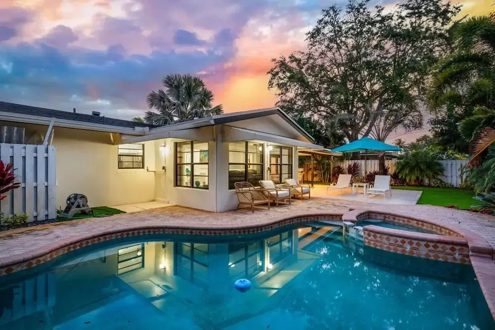 Tropical Getaway Heated Pool Patio Retreat