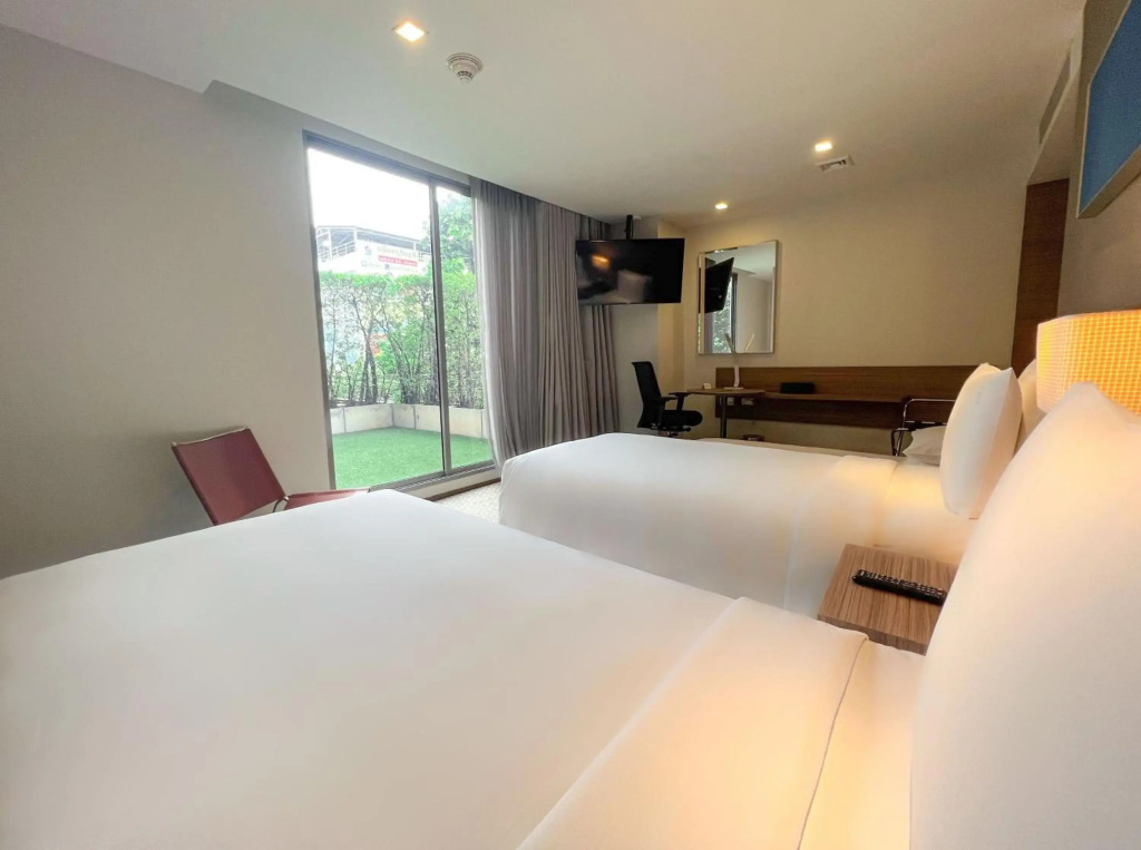 Отель Holiday Inn Express Bangkok Sathorn