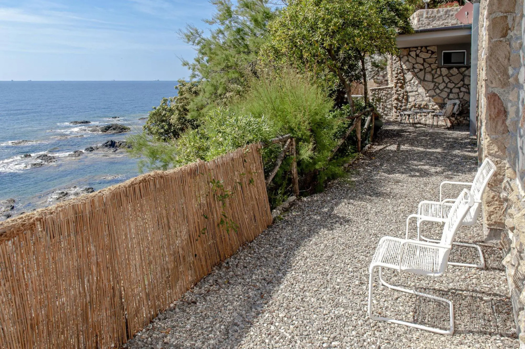 Seafront Apartment in a Splendid Position Overlooking the Sea-vistamare