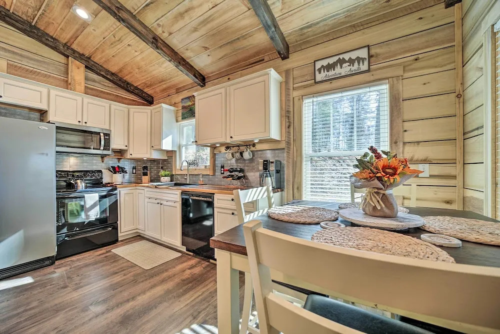 Modern Cabin w/ Fire Pit u003c 3 Mi to Trails